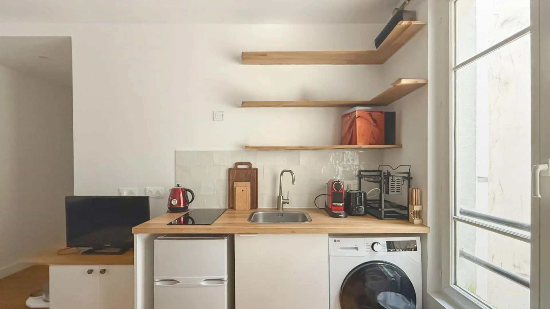 Boucry - Charming And Bright One-Bedroom Apartment In The Heart Of The 18Th Paryż